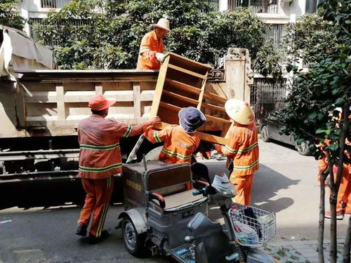 漢陽城管為民服務，義務清理小區建筑垃圾，共建美好家園
